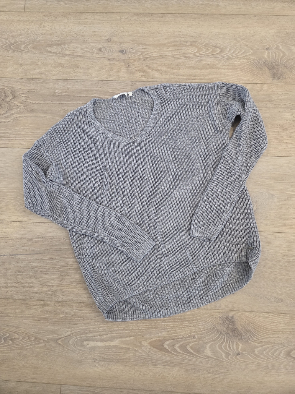 Harlow Ribbed V-Neck Sweater in Heather Gray